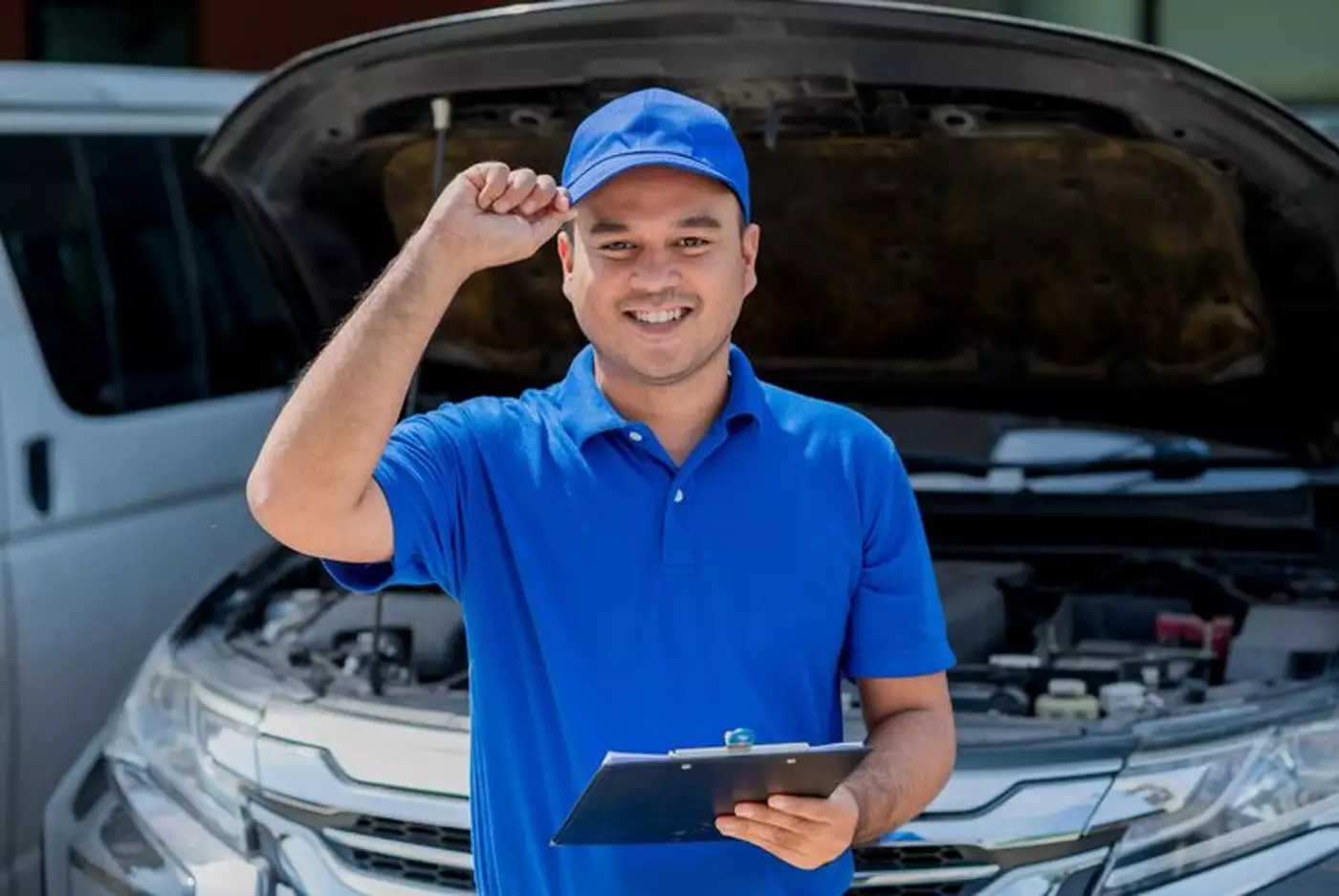 ผู้ตรวจกำลังตรวจรถ SUV มือสองในเต็นท์รถ